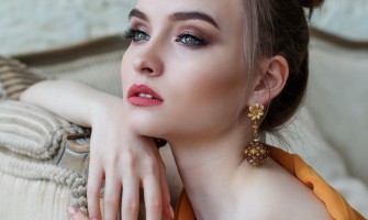 Discover the timeless beauty of gold and the sparkle of zircons